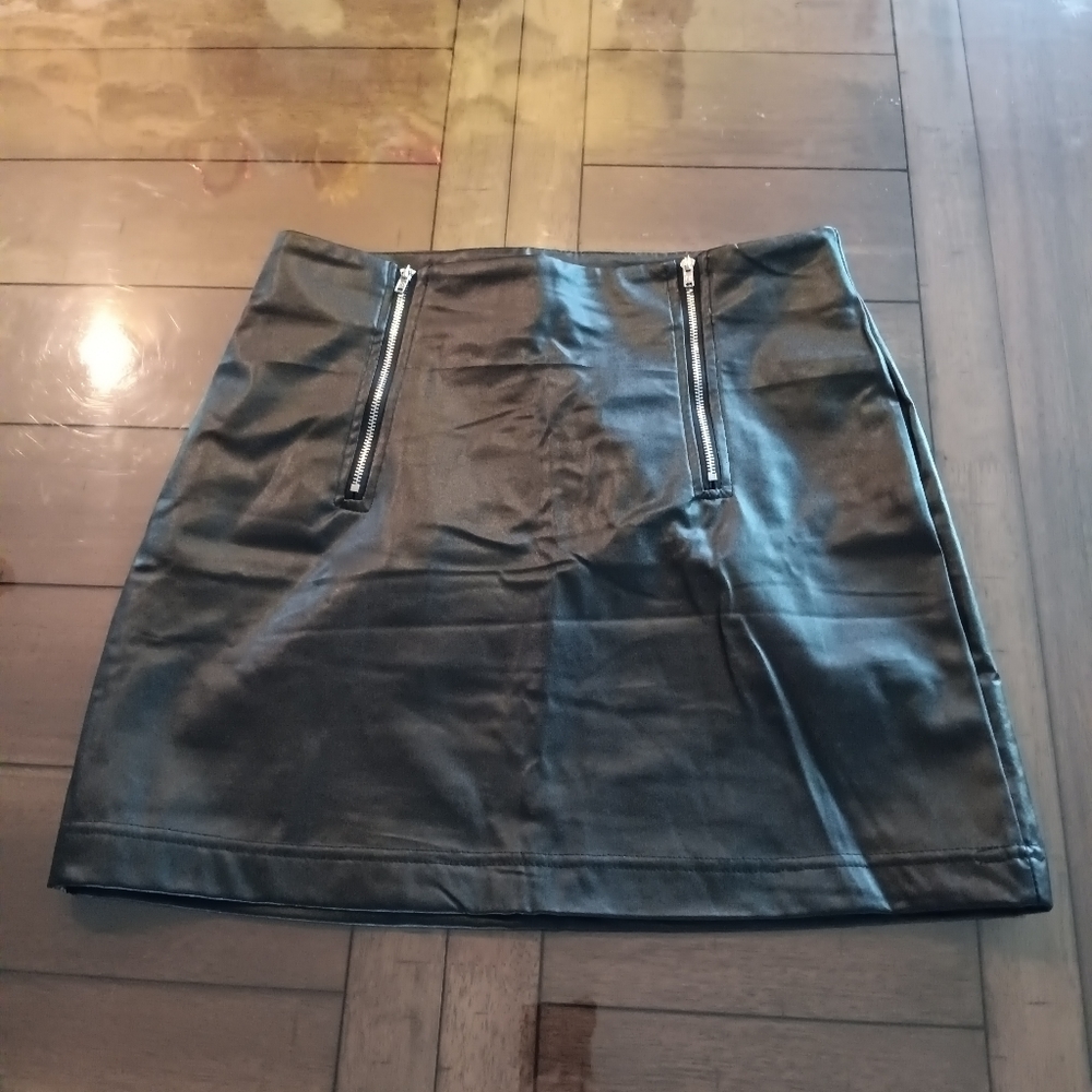 Faux leather short skirt